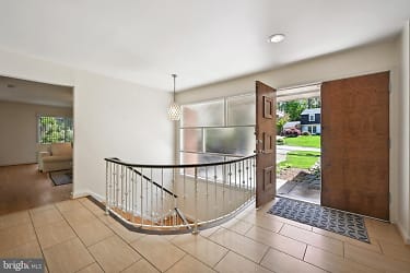 6252 Clearwood Rd - Bethesda, MD