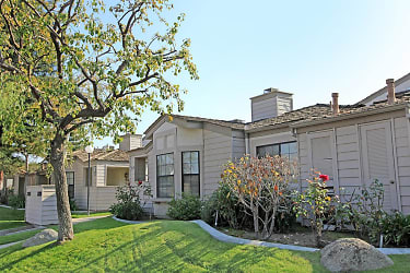 Laurelwood West Villas Apartments - Bakersfield, CA