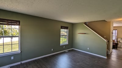 27219 S Emerald Ovl - Olmsted Falls, OH