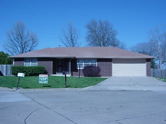 3310 S Southlyn Pl - Springfield, MO