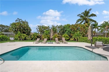37 Willoughby Dr - Naples, FL