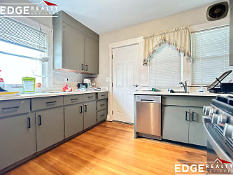 141 Edenfield Ave - Watertown, MA