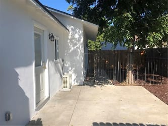 7438 Newcastle Ave - Los Angeles, CA