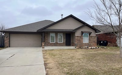 621 SW 7th St - Moore, OK