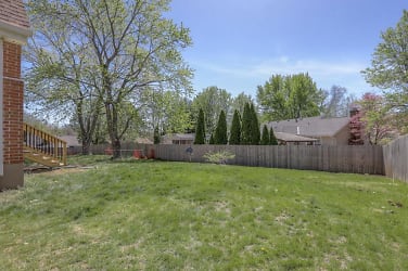 1008 NW Roanoke Dr - Blue Springs, MO