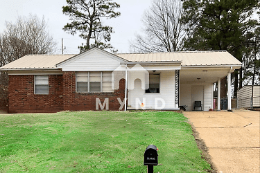 1402 Moss Point Dr - Southaven, MS