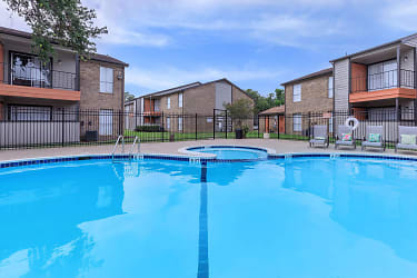 Crescentwood Apartments - Clute, TX
