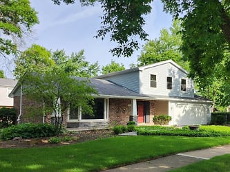 1553 Chickasaw Dr - Naperville, IL