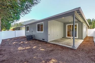 227 Westbrook Dr - Rogue River, OR