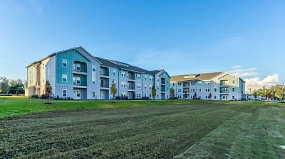 East Bay Flats Apartments - Parker, FL