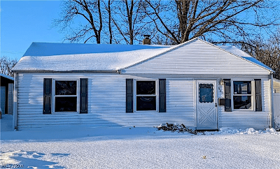 990 Quentin Rd - Eastlake, OH