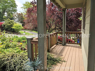 9441 SW 47th Ave - Portland, OR