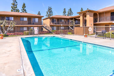 Los Olivos Apartments - Whittier, CA
