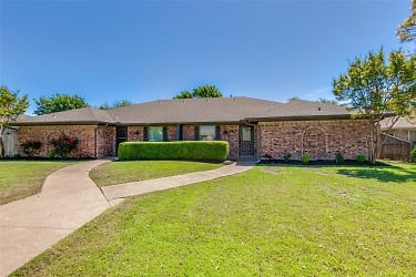 2822 Clear Springs Dr - Plano, TX