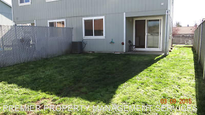 806 N Douglas Ave - Cottage Grove, OR