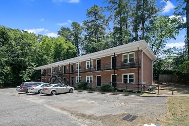 210 Colonial Dr - Fayetteville, NC