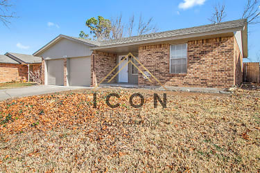 1038 S Highland Dr - Mustang, OK