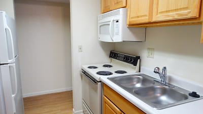 2042 9th St Apartments - Coralville, IA