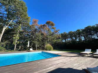8 Whippoorwill Ct - East Quogue, NY