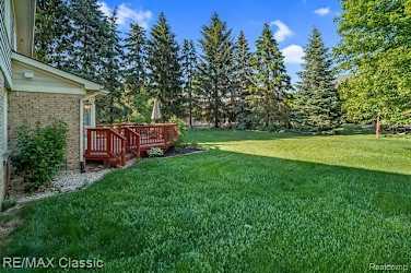 54446 Royal Troon Dr - South Lyon, MI