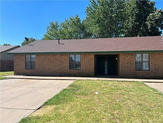 2020 Berry Ave - Weatherford, OK
