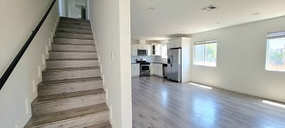 5628 Willowcrest Ave - Los Angeles, CA
