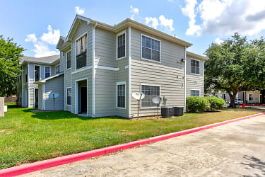 Villas At Alexander Bay Apartments - Baytown, TX