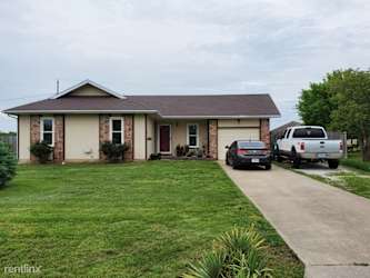 215 E New Melville Rd - Willard, MO