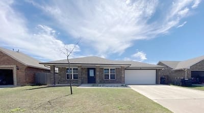 620 SW 6th St - Moore, OK