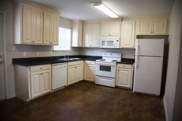 Gold Eagle Townhouses #2 Apartments - Hattiesburg, MS