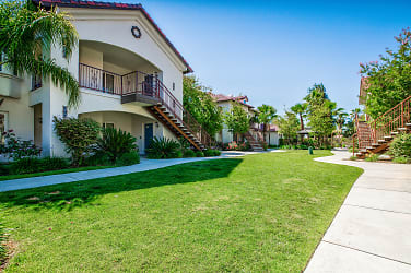 Villa Faria Apartments - Fresno, CA
