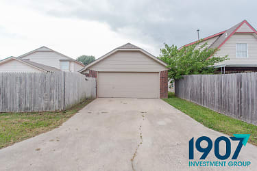 2102 Briarcliff Dr - Moore, OK