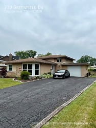 230 Greenfield Dr - Glenview, IL