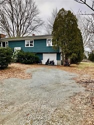 1069 Green End Ave - Middletown, RI
