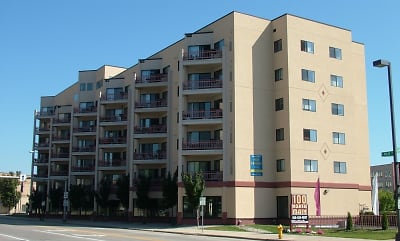 100 N Main Apartments - Oshkosh, WI