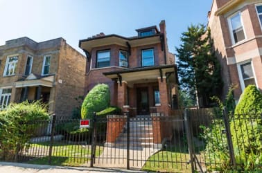 2624 N Albany Ave - Chicago, IL