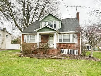 4174 Root Rd - North Olmsted, OH