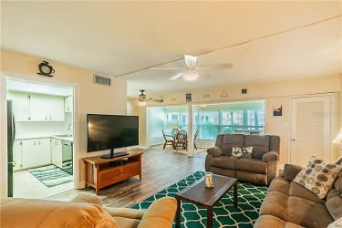 661 Poinsettia Ave #304 - Clearwater, FL