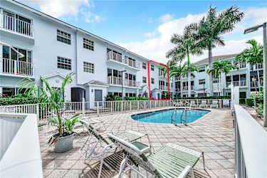 2725 NE 8th Ave - Wilton Manors, FL