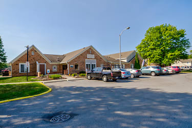 Country Lake Townhomes Apartments - Indianapolis, IN
