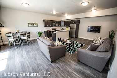 301 Springfield Ave - Hudson, IA