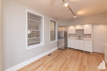 2334 N Southport Ave unit 1F - Chicago, IL