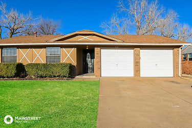 1105 S Avery Dr - Moore, OK