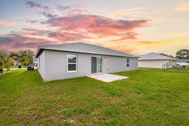 526 NW Lincoln Ave - Port Saint Lucie, FL