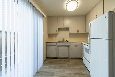 Newly Remodeled Townhouse Style 2-Bdrm Apartment, Pet Friendly, Gated Access, On-Site Laundry - Sacramento, CA