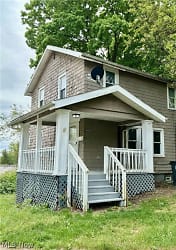 1400 Pondview Ave - Akron, OH