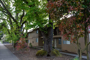 1837 Queen Ave SE - Albany, OR