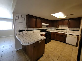8785 Shannon Dr - Bakersfield, CA
