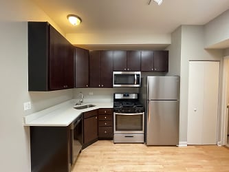 4208 N Milwaukee Ave unit 2R - Chicago, IL