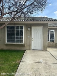8216 Whitewater Dr - Bakersfield, CA
